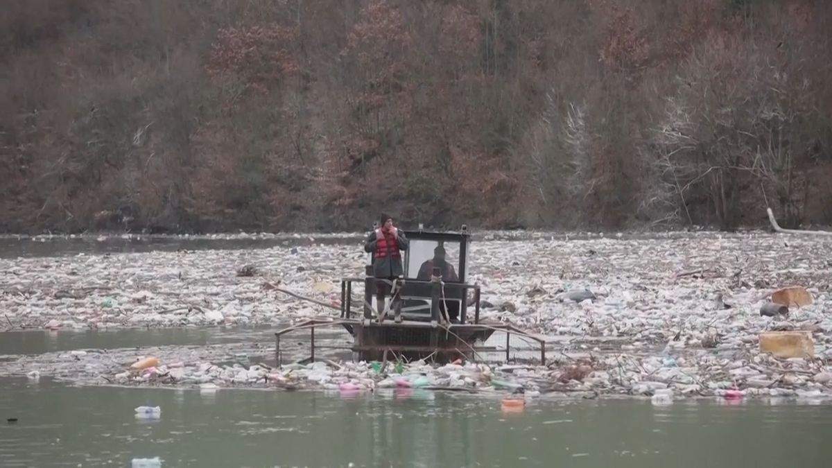 Srbské jezero zaplnily tuny odpadků
